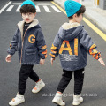 Jungen mit Fleece-Jeansjacke